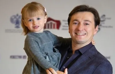 Сергей Безруков показал беременную жену и детей в День семьи - Экспресс  газета