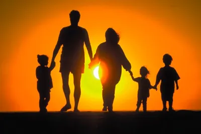 Большая счастливая семья с четырьмя детьми в помещении Стоковое Фото -  изображение насчитывающей утеха, дочь: 156419332
