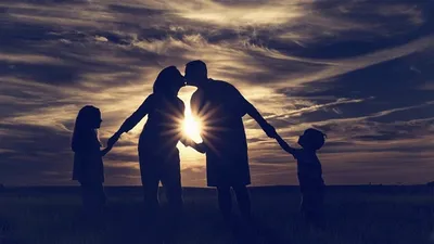 Большая счастливая семья с четырьмя детьми в помещении Стоковое Фото -  изображение насчитывающей утеха, группа: 156419270