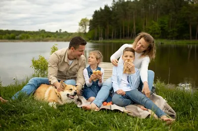 Семья с собакой и крышей стоковое фото. изображение насчитывающей собака -  108832818