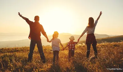 счастливая семья на спине в отпуске Стоковое Изображение - изображение  насчитывающей потеха, семья: 233781395