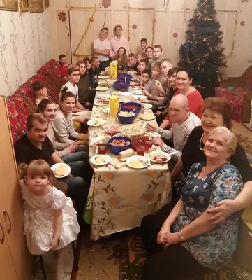 Надземная снимок Multigeneration семьи, сидя за столом, наслаждаясь едой  дома вместе Стоковое Изображение - изображение насчитывающей ребенок,  счастливо: 175164307