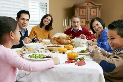 Семьи Selebrate вместе за столом рождество Стоковое Изображение -  изображение насчитывающей сезон, нутряно: 171714549