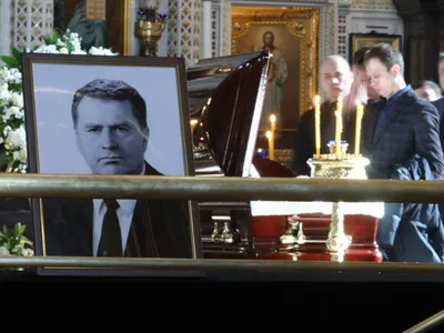 СМИ: сын и жена Жириновского не пришли на похороны - TOPNews.RU