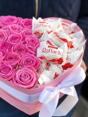 Купить коробку Raffaello и цветов. Заказать Сердце из цветов и конфет с  доставкой по Днепру | Royal-Flowers