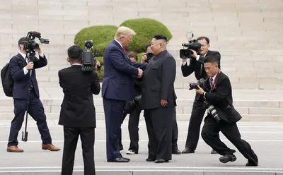 Трамп стал первым ступившим на землю Северной Кореи президентом США — РБК
