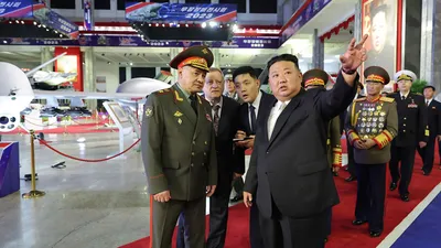 Ким Чен Ын вместе с дочерью посетил базу ВВС Северной Кореи. Фото — РБК