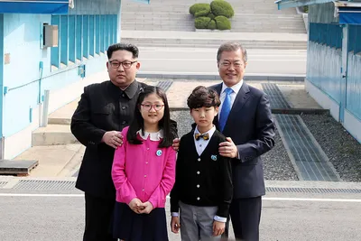 Встреча лидеров Южной и Северной Кореи в деревне Пханмунджом. Фотогалерея —  РБК