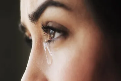 Глаз молодой женщины с каплей слезы крупным планом :: Стоковая фотография  :: Pixel-Shot Studio