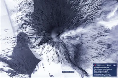 Российский спутник заснял выброс пепла вулкана Ключевская сопка на высоту  до 6-7 км, а также два лавовых потока - Российская газета
