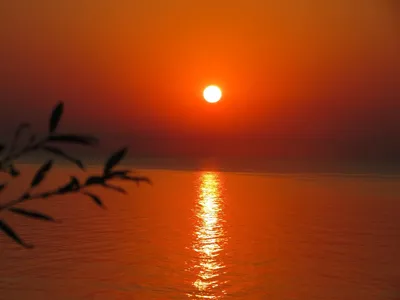 Обои на рабочий стол Красивый восход солнца над морем. Фотограф Валентин  Валков, обои для рабочего стола, скачать обои, обои бесплатно