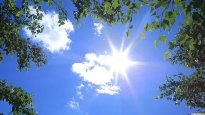 Солнце на голубом небе с солнечными лучами и облаками в день Стоковое  Изображение - изображение насчитывающей облако, красивейшее: 192241339