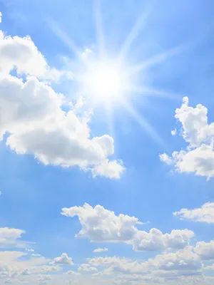 Вертикальное изображение солнца на голубом небе с солнечными лучами и  облака Стоковое Изображение - изображение насчитывающей изображение,  погода: 197632313