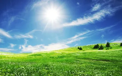 Яркое солнце с лучами на синем небе с белыми облаками Stock-Foto | Adobe  Stock