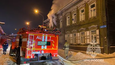 Неэксплуатируемое здание и часть старого ТЮЗа сгорели в Иркутске. Фото и  видео — Иркутск Сегодня