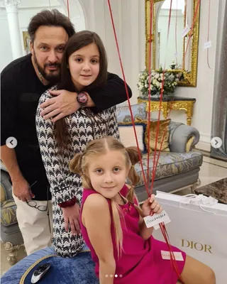 Стильная семья: 4 дочери Стаса Михайлова позировали в модных очках