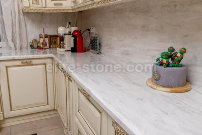 Купить эркерную столешницу для светлой кухни из искусственного камня в  Москве - фото, описание, цена