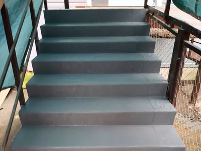 Прямая лестница в частном доме - Облицовка ступеней \"Монолит\"