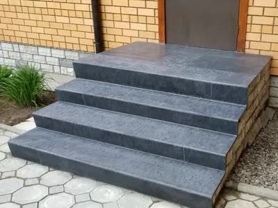 Облицовка ступеней бетонной лестницы дома в Горки-2 по технологии C3