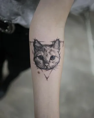 Татуировка кошки на теле девушки - что она означает? - tattopic.ru