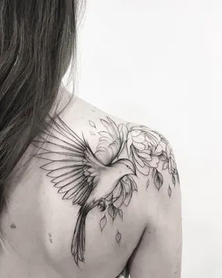 Татуировка женская графика на плече и лопатке цветы и дракон - мастер Мария  Котова 5239 | Art of Pain