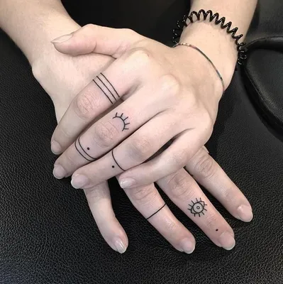 Тату на пальцах: что нужно знать Мастер @aleksandrova8_vip_permanent ✍🔝  Эти маленькие татуировки, несмотря на свой размер, очень универсальны. Их  можно... | By Александрова Алина Эдуардовна | Facebook