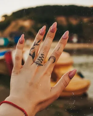 Тату на пальцах для девушек - фото, эскизы, нюансы. Женские татуировки на  пальце