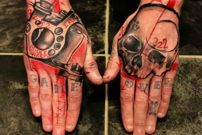 Татуировки на пальцах – звездный тренд от Хейли Бибер до Рианны: идеи
