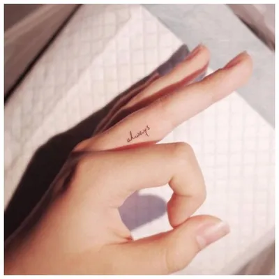 Татуировки на пальцах (55 фото)