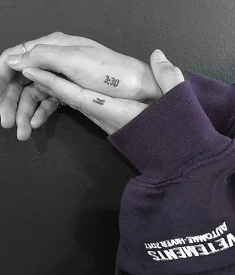 Тату на пальце для девушек с боку: уникальный способ выразить себя -  tattopic.ru