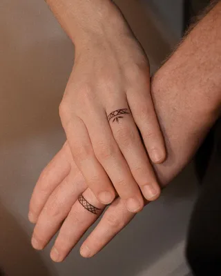 Фотографии татуировки надпись на пальце руки — Все о тату