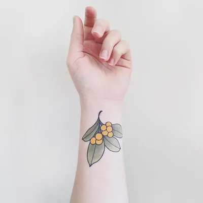 Закройте вверх татуировки на запястье руки ` S женщины Стоковое Изображение  - изображение насчитывающей способ, конец: 114252621