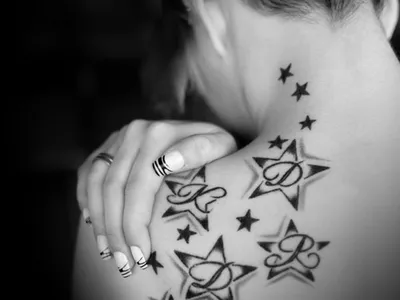 Татуировки знаменитостей: фото красивых мини-тату российских звезд