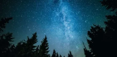 Привлекательный изумительного голубого темного ночного неба с звездами и  пасмурный Стоковое Фото - изображение насчитывающей ноча, облако: 95600156