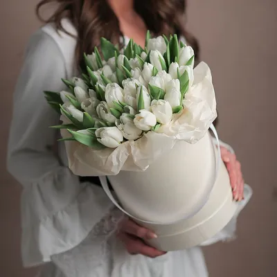 Купить букет из 25 белых тюльпанов в коробке по доступной цене с доставкой  в Москве и области в интернет-магазине Город Букетов