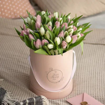Купить 51 белый тюльпан в шляпной коробке в Нижнем Новгороде