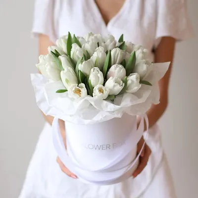 Белые тюльпаны в коробке - 101 шт за 21 190 руб. | Бесплатная доставка  цветов по Москве