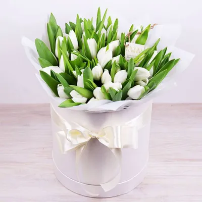 Букет тюльпанов в шляпной коробке «Афродита» - интернет-магазин «Funburg.ru»