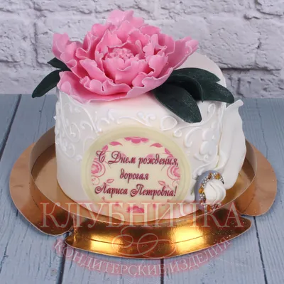 Торт на день рождения девушки ❤️ с карамельной вазой, шоколадными шарами и  акриловым топпером. Я так и не смогла выбрать какое фото лучше😊 | Instagram