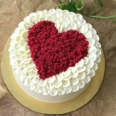 Торт в виде сердца с фигурками из... - angel_cakes_volgograd | Facebook