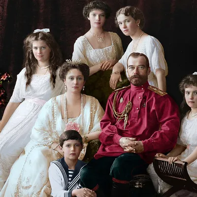 Фото царской семьи раскрасили: Николай Второй в малиновой рубахе и  белокожие княжны - KP.RU