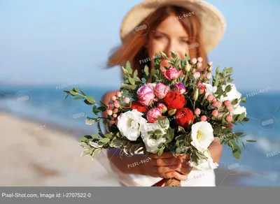 цветы на открытой книге на фоне моря Стоковое Фото - изображение  насчитывающей затишье, напольно: 221997350