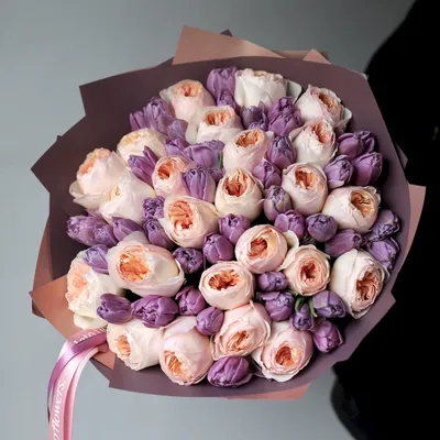 Розы и тюльпаны в коробке за 6790 ₽ с доставкой по Москве