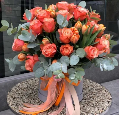 Розы и тюльпаны в коробке - от 151 цветка за 33 790 руб. | Бесплатная  доставка цветов по Москве