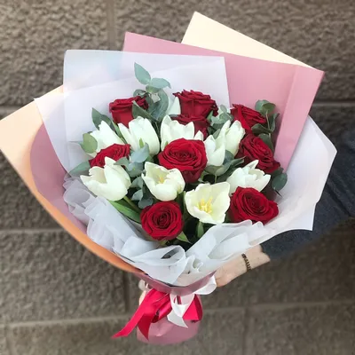 Купить цветы в коробке розы, тюльпаны 3750 р. в интернет магазине Модный  букет с доставкой по Москве