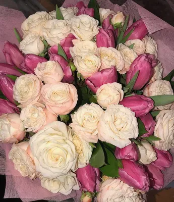 Букет из белых роз и розовых тюльпанов