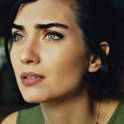 Туба добавила в инстаграм #TubaBüyüküstün Фото за кадром сериала  #KaraParaAsk Где вы постоянно.. | ВКонтакте