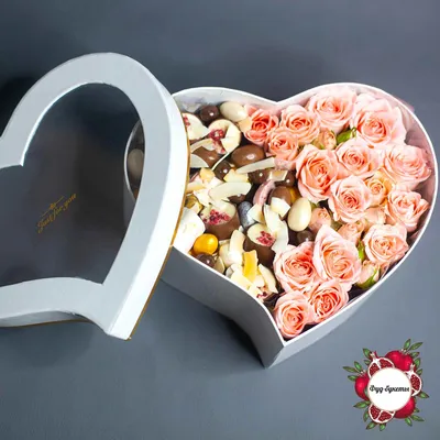 торт в форме сердца/heart-shaped cake фотография Stock | Adobe Stock