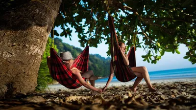 Молодая женщина отдыхая в гамаке около моря Стоковое Изображение -  изображение насчитывающей мечтать, релаксация: 66714343