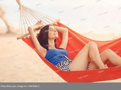 Чернокожая красивая девушка с короткой стрижкой в купальнике в гамаке на  пляже с планшетом в руках - Фото #6384 - RuPixel